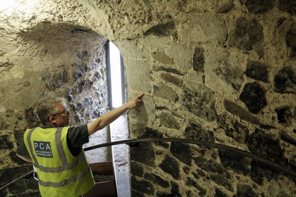 Specialist Kevin Hayward's petrological analysis in the Flamsteed Turret identified the same 1080 to 1090/93 building break as that seen elsewhere in the fabric of the White Tower, around 23m OD