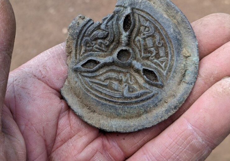 saucer-brooch